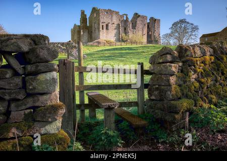 Les ruines de la tour de Barden, un pavillon de chasse datant de 15th ans, à Wharfedale, dans le Barden, dans le North Yorkshire, vu dans un ciel bleu clair Banque D'Images
