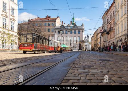 Lviv, Ukraine - 13 avril 2023: Train touristique sur la place du marché à Lviv, Ukraine Banque D'Images