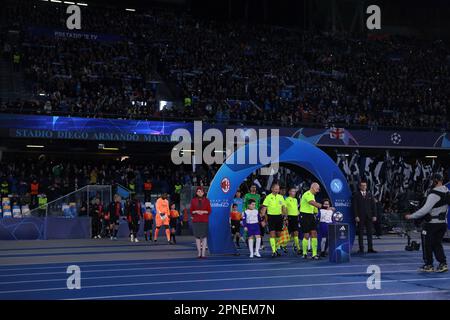 Naples, Italie. 18th avril 2023. Les joueurs et les officiels entrent dans le champ de jeu avec des mascottes pour le match de la Ligue des champions de l'UEFA au Stadio Diego Armando Maradona, Naples. Crédit photo à lire: Jonathan Moscrop/Sportimage crédit: Sportimage/Alay Live News Banque D'Images