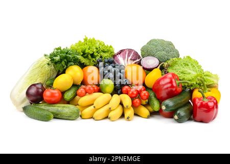 Différents fruits et légumes sains multicolores isolés sur fond blanc. Banque D'Images