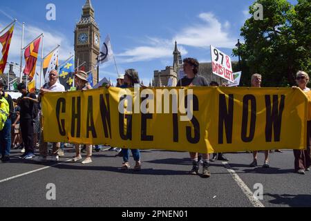 Londres, Royaume-Uni. 23rd juillet 2022. Manifestants sur la place du Parlement. Les manifestants de Just Stop Oil, la rébellion contre l'extinction, isolent la Grande-Bretagne et d'autres groupes ont organisé une marche dans le centre de Londres appelant le gouvernement à mettre fin aux combustibles fossiles, à taxer les grands pollueurs et les milliardaires, à fournir une isolation pour toutes les maisons et à agir sur le climat et les crises du coût de la vie. Banque D'Images