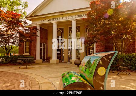 La bibliothèque publique de Bay Minette est représentée avec un banc de livres artistiques, 16 avril 2023, à Bay Minette, en Alabama. Banque D'Images