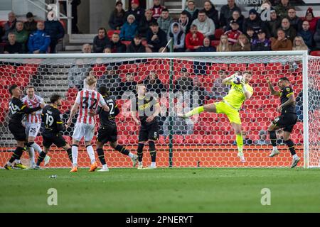 18th avril 2023 ; Bet365 Stadium, Stoke, Staffordshire, Angleterre ; EFL Championship football, Stoke City versus Wigan Athletic ; le gardien de but Jamie Jones de Wigan Athletic fait une économie Banque D'Images