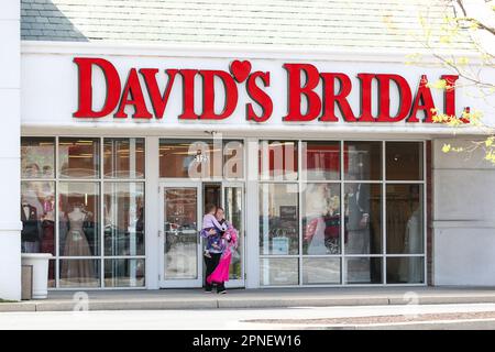 Paxtonia, États-Unis. 18th avril 2023. Les clients sont vus sortir d'un magasin de mariage de David sur 18 avril 2023, près de Harrisburg, Pennsylvanie. La mariée de David. LLC a annoncé lundi, 17 avril 2023, qu'elle a déposé une demande de protection en vertu du chapitre 11 des États-Unis Code de faillite.l'annonce vient quelques jours seulement après que l'entreprise a annoncé qu'elle allait licencier plus de 9 200 employés. (Photo de Paul Weaver/Sipa USA) crédit: SIPA USA/Alay Live News Banque D'Images
