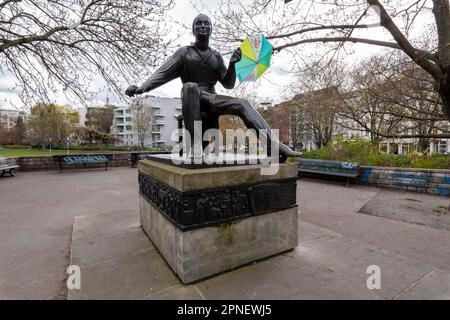 Monument avec parapluie mis à la main. Le monument Heinrich Heine à Berlin est une figure en bronze du poète Heinrich Heine (1797-1856) créé par le Banque D'Images