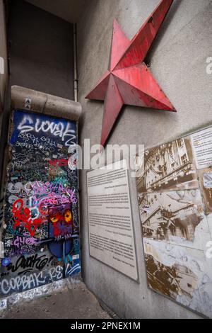 Plaque commémorative au dirigeant soviétique Leonid Brejnev à côté de l'entrée du Musée du mur de Berlin (Mauermuseum) à Berlin, en Allemagne, près de Checkpoint Banque D'Images