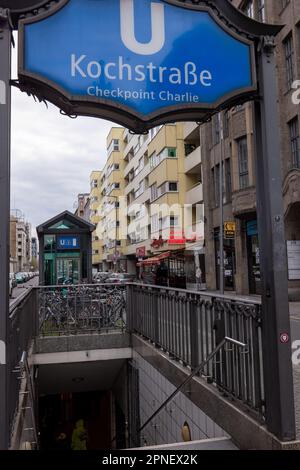 Station de métro (Kochstrasse) près de Checkpoint Charlie le point de passage le plus connu du mur de Berlin entre Berlin est et Berlin Ouest pendant le froid Banque D'Images