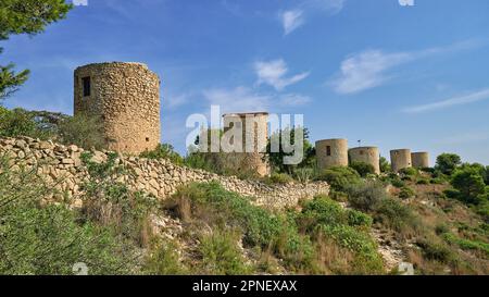 Molins de la Plana, moulins à vent construits entre les XVe et XVIIIe siècles dans le parc naturel de Montgo, à Javea, Alicante, Espagne Banque D'Images