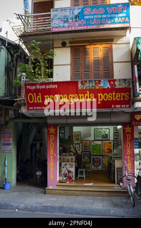 Faites des emplettes avec des affiches de propagande anciennes à Hanoi Banque D'Images
