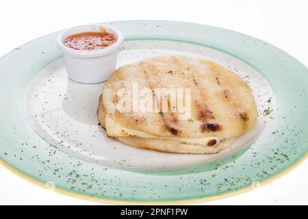 Cuisine colombienne, savoureux Arepa au fromage ; photo sur fond blanc. Banque D'Images