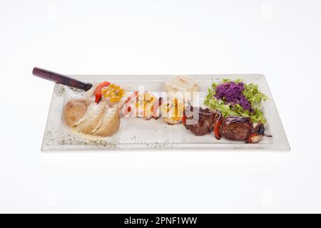 Brochettes de viande et de crevettes savoureuses et mélangées ; photo sur fond blanc. Banque D'Images