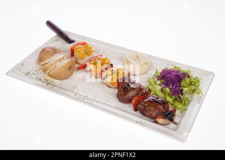 Brochettes de viande et de crevettes savoureuses et mélangées ; photo sur fond blanc. Banque D'Images