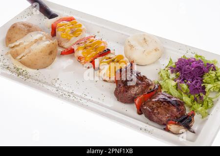 Brochettes de viande et de crevettes savoureuses et mélangées ; photo sur fond blanc. Banque D'Images