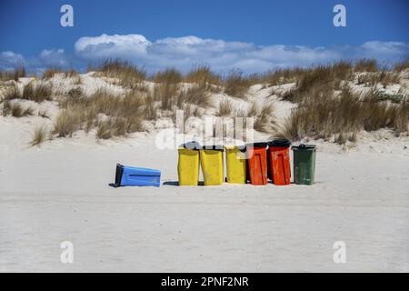 Conteneurs de déchets de différentes couleurs sur la plage, Grèce, Péloponnèse, Elafonisos Banque D'Images