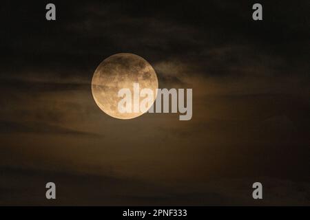 Pleine lune, partiellement couverte par des nuages en mouvement, Allemagne Banque D'Images