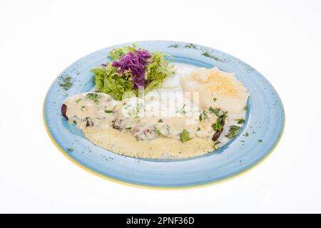 Délicieux steak grillé accompagné de sauce au fromage, servi avec une salade et une purée de pommes de terre. Banque D'Images