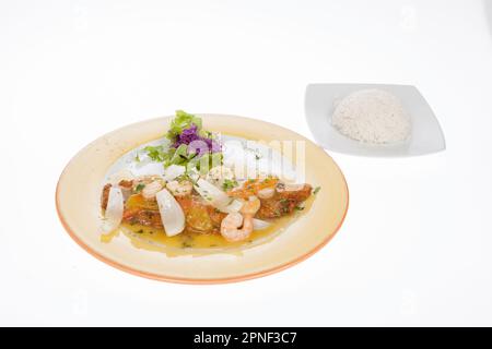 Filet de bar avec sauce aux crevettes ; sur fond blanc. Banque D'Images