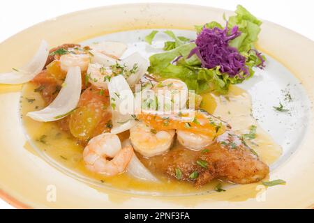 Filet de bar avec sauce aux crevettes ; sur fond blanc. Banque D'Images