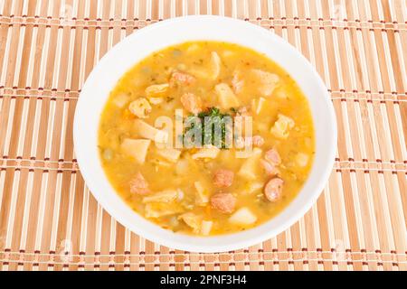 Savoureuse cuisine colombienne typique ; Mondongo de soupe avec avocat, banane et riz blanc. Banque D'Images