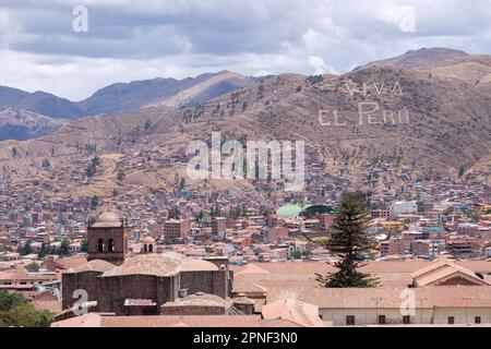 Viva El Peru écrire à Andes montagne Cusco Pérou. Viva el Pérou signifie long Live Pérou en langue espagnole. Symbole de Cusco. Banque D'Images