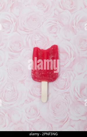 Popsicle savoureux et rafraîchissant aux fraises. Banque D'Images