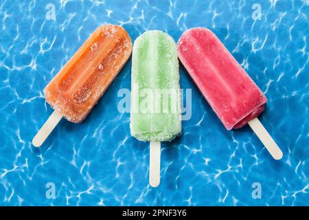 Crèmes glacées savoureuses et rafraîchissantes, Popsicles de différentes saveurs. Banque D'Images