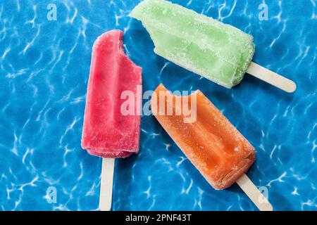 Crèmes glacées savoureuses et rafraîchissantes, Popsicles de différentes saveurs. Banque D'Images