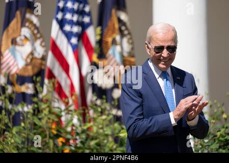Le président des États-Unis, Joe Biden, applaudit lors d'une cérémonie sur les actions visant à aider les familles à accéder aux soins, à soutenir les travailleurs de soins et à renforcer l'économie à la Maison Blanche à Washington, DC, 18 avril 2023. Chris Kleponis - Pool via le CNP le président des États-Unis Joe Biden et la première dame Dr. Jill Biden accueillent les gouverneurs et leurs conjoints pour le dîner à la Maison Blanche lors de la réunion d'hiver de l'Association des gouverneurs nationaux à Washington, DC sur 11 février 2023. Crédit: Chris Kleponis/Pool via le CNP Président des États-Unis Joe Biden et la première dame Dr. Jill Biden accueillent les gouverneurs et leur sp Banque D'Images