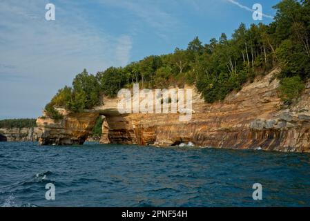 Rock Arch sous Lovers Leap au Pictured Rocks National Lakeshore, Michigan, sur le lac supérieur Banque D'Images