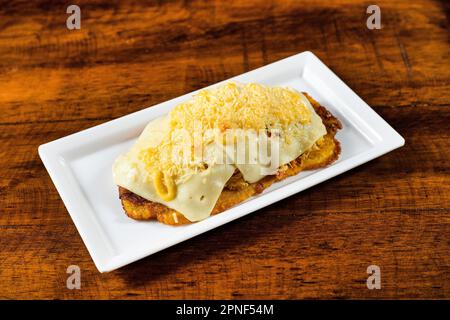 Patacon frit avec du poulet râpé et du fromage - cuisine de rue colombienne Banque D'Images