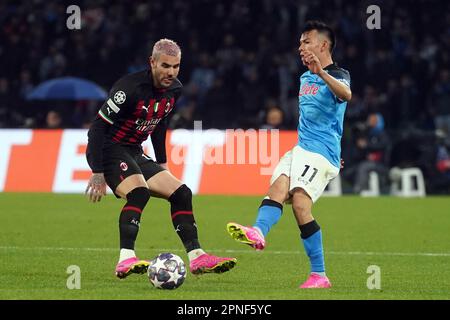 Naples, Italie. 18th avril 2023. Naples, Italie, 18 avril 2023: Theo Hernández (19 Milan) vies avec Hirving Lozano (11 Naples) lors du match de la Ligue des Champions entre SSC Napoli et AC Milan au stade Diego Armando Maradona à Naples, Italie. (Foto Mosca/SPP) crédit: SPP Sport Press photo. /Alamy Live News Banque D'Images