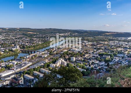 Une vue panoramique à couper le souffle depuis la montagne à la Mariensäule sur Trèves et la vallée de la Moselle en plein soleil. Banque D'Images