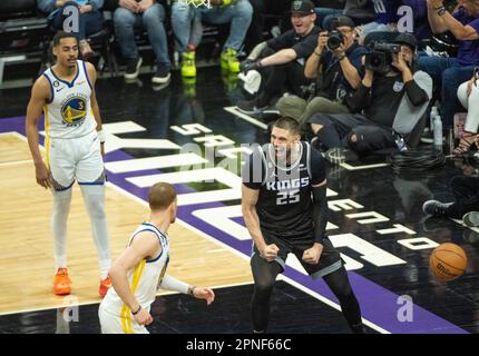 Sacramento, Californie, États-Unis. 17th avril 2023. Sacramento Kings centre Alex Len (25) réagit après le panier pendant le jeu 2 de la première série de séries éliminatoires de la NBA au Golden 1 Centre lundi, 17 avril 2023. (Credit image: © Paul Kitagaki Jr./ZUMA Press Wire) USAGE ÉDITORIAL SEULEMENT! Non destiné À un usage commercial ! Banque D'Images