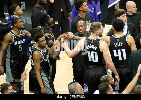 Sacramento, Californie, États-Unis. 17th avril 2023. Les Sacramento Kings entraînent Mike Brown Hulls Fist avec son équipe lors du match 2 de la première série de séries éliminatoires de la NBA au Golden 1 Centre lundi, 17 avril 2023. (Credit image: © Paul Kitagaki Jr./ZUMA Press Wire) USAGE ÉDITORIAL SEULEMENT! Non destiné À un usage commercial ! Banque D'Images