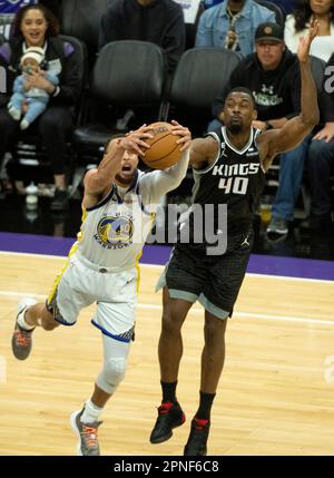 Sacramento, Californie, États-Unis. 17th avril 2023. G30 et Sacramento Kings avance Harrison Barnes (40) bataille pour le ballon pendant le jeu 2 de la première série de matchs de la NBA au Golden 1 Centre, lundi, 17 avril 2023. (Credit image: © Paul Kitagaki Jr./ZUMA Press Wire) USAGE ÉDITORIAL SEULEMENT! Non destiné À un usage commercial ! Banque D'Images