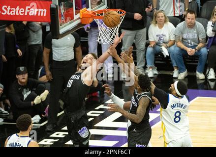 Sacramento, Californie, États-Unis. 17th avril 2023. Sacramento Kings centre Domantas Sabonis (10) lutte pour le rebond pendant le jeu 2 de la première série de séries de matchs de la NBA au Golden 1 Centre lundi, 17 avril 2023. (Credit image: © Paul Kitagaki Jr./ZUMA Press Wire) USAGE ÉDITORIAL SEULEMENT! Non destiné À un usage commercial ! Banque D'Images
