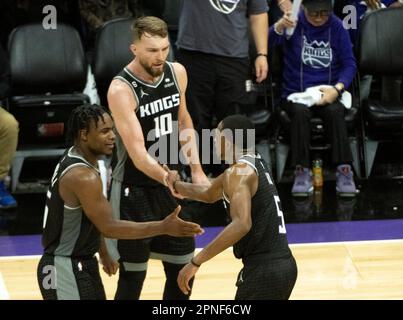 Sacramento, Californie, États-Unis. 17th avril 2023. Le garde des rois de Sacramento Davide Mitchell (15) et le centre des rois de Sacramento Domantas Sabonis (10) congralent le garde des rois de Sacramento de'Aaron Fox (5) après avoir battu les guerriers d'État d'Or dans le jeu 2 de la série de éliminatoires de la NBA de premier tour au Golden 1 Centre lundi, 17 avril 2023. (Credit image: © Paul Kitagaki Jr./ZUMA Press Wire) USAGE ÉDITORIAL SEULEMENT! Non destiné À un usage commercial ! Banque D'Images