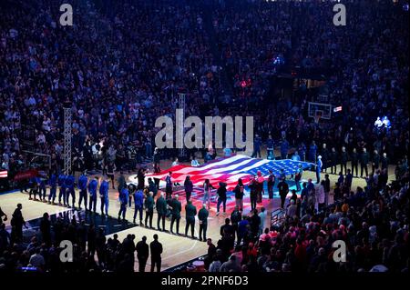 Sacramento, Californie, États-Unis. 17th avril 2023. Le joueur des Sacramento Kings écoute l'hymne national pendant le match 2 de la première série de séries de éliminatoires de la NBA au Golden 1 Centre lundi, 17 avril 2023. (Credit image: © Paul Kitagaki Jr./ZUMA Press Wire) USAGE ÉDITORIAL SEULEMENT! Non destiné À un usage commercial ! Banque D'Images