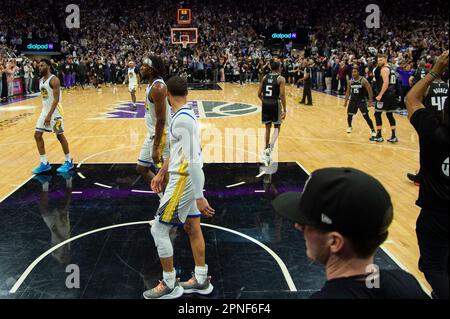 Sacramento, Californie, États-Unis. 17th avril 2023. Stephen Curry (30), le garde des guerriers d'État d'Or, regarde vers le garde des rois de Sacramento de'Aaron Fox (5) et le centre des rois de Sacramento Domantas Sabonis (10) après avoir remporté le jeu 2 de la première série de séries éliminatoires de la NBA au Golden 1 Centre lundi, à 17 avril 2023. (Credit image: © Paul Kitagaki Jr./ZUMA Press Wire) USAGE ÉDITORIAL SEULEMENT! Non destiné À un usage commercial ! Banque D'Images