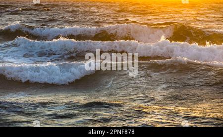 Gros plan des vagues de mer reflétant la lumière du soleil Banque D'Images