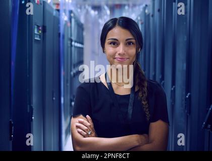 Portrait d'une femme technicienne souriante dans la salle des serveurs Banque D'Images