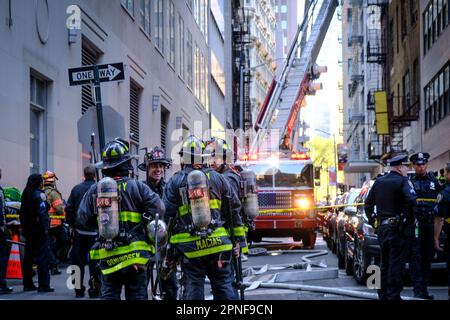 New York, NY, États-Unis. 18th avril 2023. Parking garage effondrement dans Lower Manhattan laissant plusieurs blessés mardi après-midi crédit: Katie Godowski/Media Punch/Alamy Live News Banque D'Images