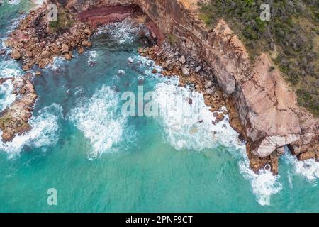 Australie, Nouvelle-Galles du Sud, Port Macquarie, vue aérienne sur la falaise et la mer Banque D'Images