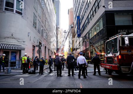 New York, NY, États-Unis. 18th avril 2023. Parking garage effondrement dans Lower Manhattan laissant plusieurs blessés mardi après-midi crédit: Katie Godowski/Media Punch/Alamy Live News Banque D'Images