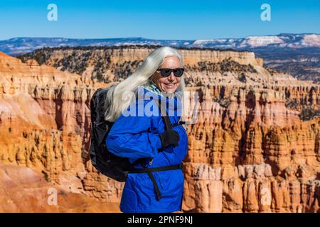 États-Unis, Utah, parc national de Bryce Canyon, femme blonde senior randonnée Banque D'Images