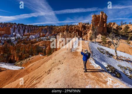 États-Unis, Utah, parc national de Bryce Canyon, femme blonde senior randonnée Banque D'Images