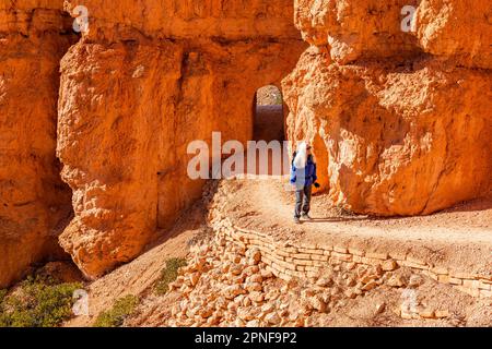 États-Unis, Utah, parc national de Bryce Canyon, femme blonde senior randonnée Banque D'Images