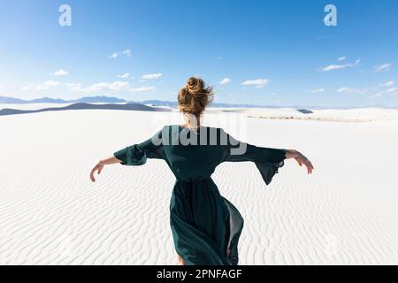 États-Unis, Nouveau-Mexique, parc national de White Sands, danse des adolescentes Banque D'Images