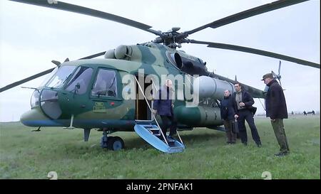 Kherson, Ukraine. 18th avril 2023. Montre le président russe Vladimir Poutine en visite au siège du groupement militaire de Dniepr dans la région de Kherson en Ukraine, qui est en partie contrôlée par les troupes russes, mardi 18 avril 2023. Le Kremlin déclare que Poutine a visité le quartier général des troupes russes combattant en Ukraine. Photo par Kremlin Pool/UPI. Crédit : UPI/Alay Live News Banque D'Images