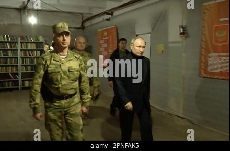 Kherson, Ukraine. 18th avril 2023. Montre le président russe Vladimir Poutine (R) en visite au quartier général du groupement militaire Dniepr dans la région de Kherson en Ukraine, qui est en partie contrôlée par les troupes russes, mardi 18 avril 2023. Le Kremlin déclare que Poutine a visité le quartier général des troupes russes combattant en Ukraine. Photo par Kremlin Pool/UPI. Crédit : UPI/Alay Live News Banque D'Images